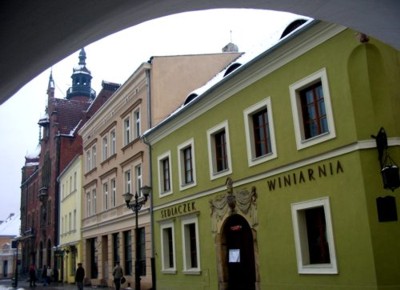 Widok na Rynek - Muzeum i Winiarnia Sedlaczek, w oddali Ratusz